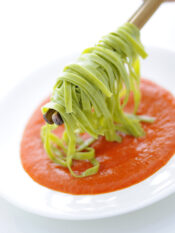 fettuccine-verdi-con-salsa-di-peperoni-e-pollo