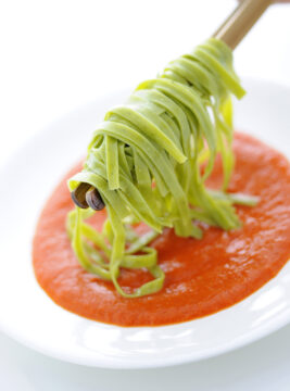 fettuccine-verdi-con-salsa-di-peperoni-e-pollo