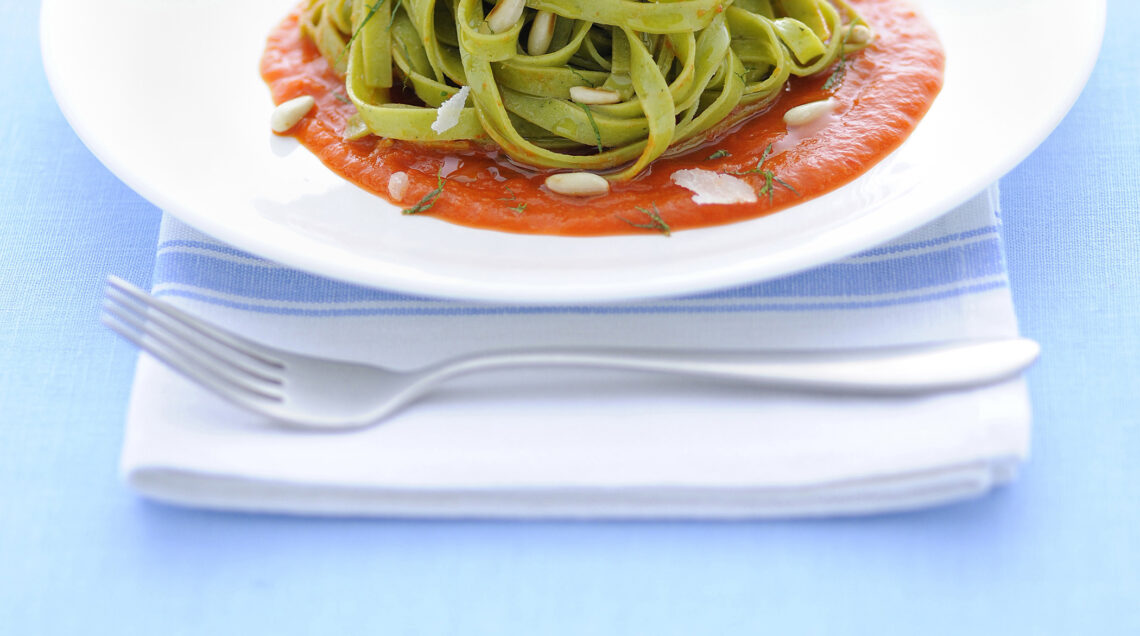 fettuccine-verdi-con-salsa-di-peperoni-e-pollo ricetta