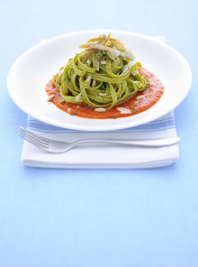 Le fettuccine verdi con salsa di peperoni e pollo