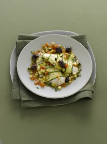 Filetti di orata in guazzetto di zucchine, olive e pomodoro