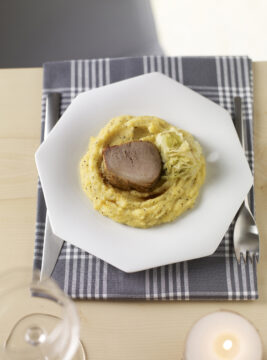 filetto-di-maialino-salmistrato-con-polenta-di-storo-e-verza