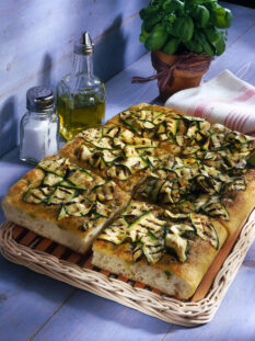 focaccia-al-pesto-con-zucchine-grigliate ricetta