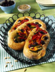 focaccia-alle-olive-con-peperoni-e-pinoli ricetta