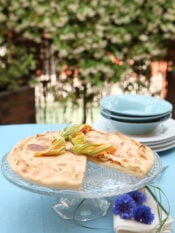 focaccia-allo-stracchino-con-fiori-di-zucca-e-acciughe ricetta