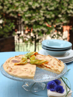 focaccia-allo-stracchino-con-fiori-di-zucca-e-acciughe ricetta