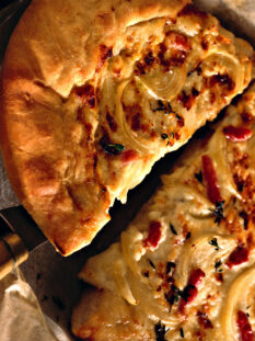 focaccia-con-cipolle-e-bacon