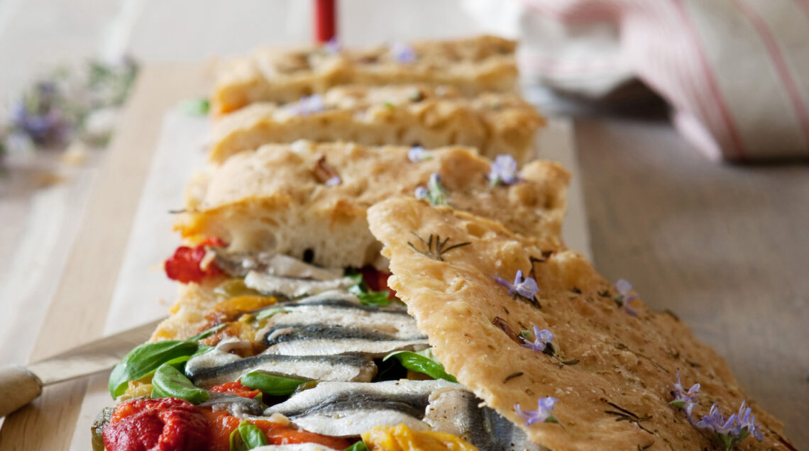 focaccia-con-peperoni-acciughine-e-basilico