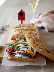 Focaccia con peperoni, acciughine e basilico
