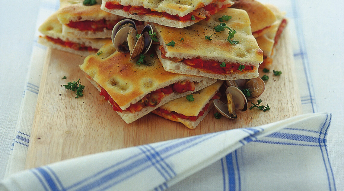 focaccia-farcita-con-vongole-in-rosso