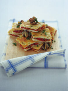 focaccia-farcita-con-vongole-in-rosso