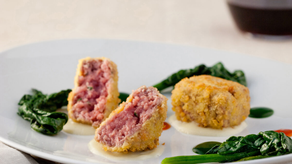 La battuta croccante di filetto con fonduta e spinaci