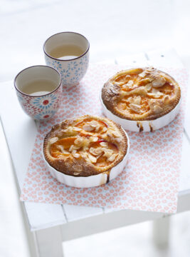 frangipane-con-albicocche-mandorle-e-ribes-sale-e-pepe