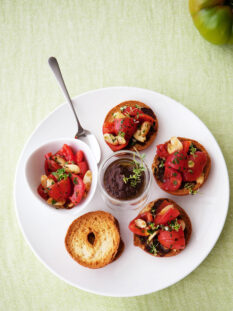 friselline-con-insalata-di-pomodori-e-tapenade