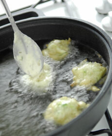 frittelle-di-pasta-cresciuta-con-zucchine-e-semi-di-finocchio ricetta