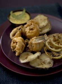 Il frittino di sogliole, limoni e melanzane con salsa aioli