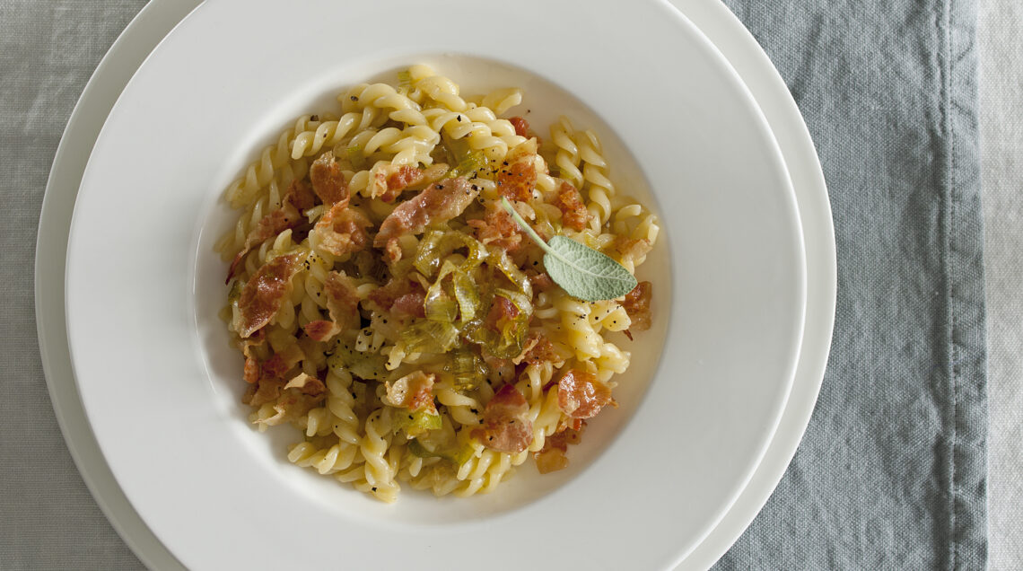 fusilli-alla-carbonara-con-guanciale-e-cipollotti-bianchi-caramellati