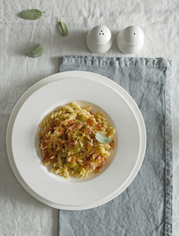 fusilli-alla-carbonara-con-guanciale-e-cipollotti-bianchi-caramellati