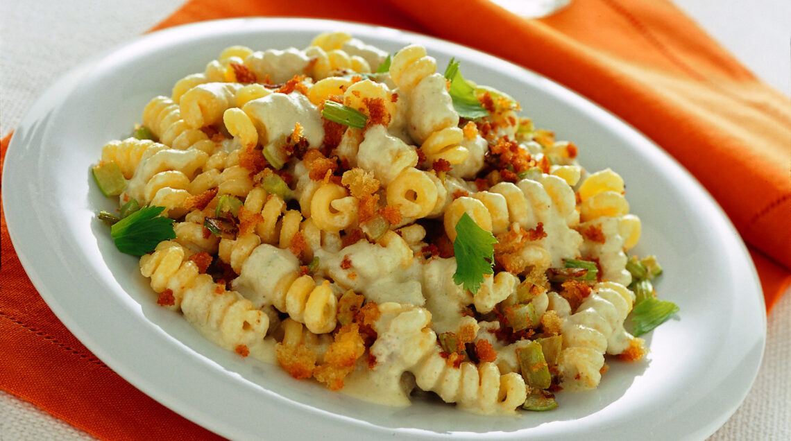 fusilli-bucati-con-salsa-di-noci-e-briciole-croccanti