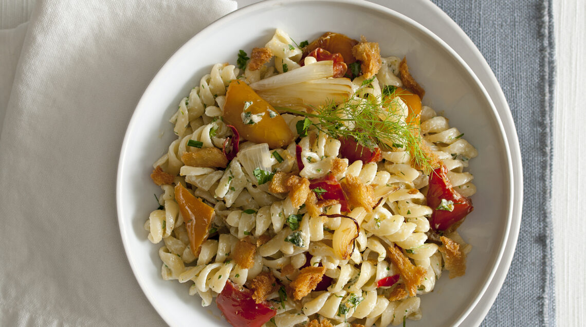 fusilli-con-crema-di-robiola-sugo-di-peperoni-e-briciole-di-pane
