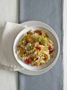 fusilli-con-crema-di-robiola-sugo-di-peperoni-e-briciole-di-pane