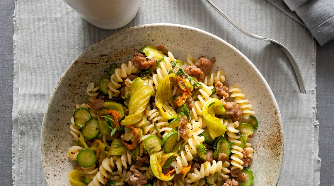 fusilli-con-il-sugo-di-zucchine-fiori-di-zucca-e-salsiccia-croccante