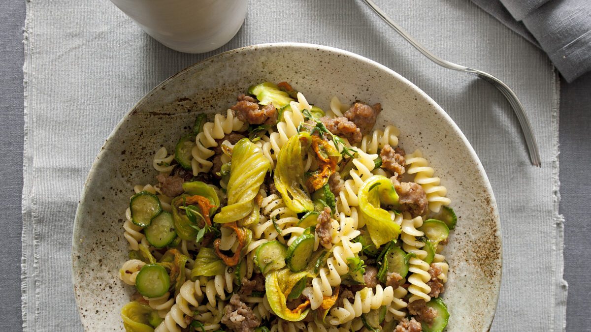 Fusilli con il sugo di zucchine, fiori di zucca e salsiccia croccante