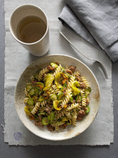 fusilli-con-il-sugo-di-zucchine-fiori-di-zucca-e-salsiccia-croccante