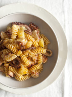 fusilli-con-le-patate-e-il-polpo-alla-gallega