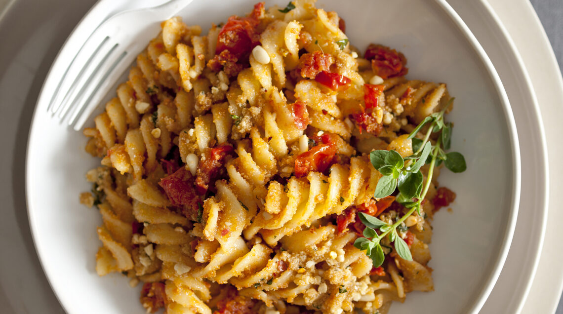 fusilli-con-pomodorini-semi-secchi-acciughe-e-pinoli