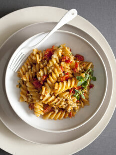 fusilli-con-pomodorini-semi-secchi-acciughe-e-pinoli