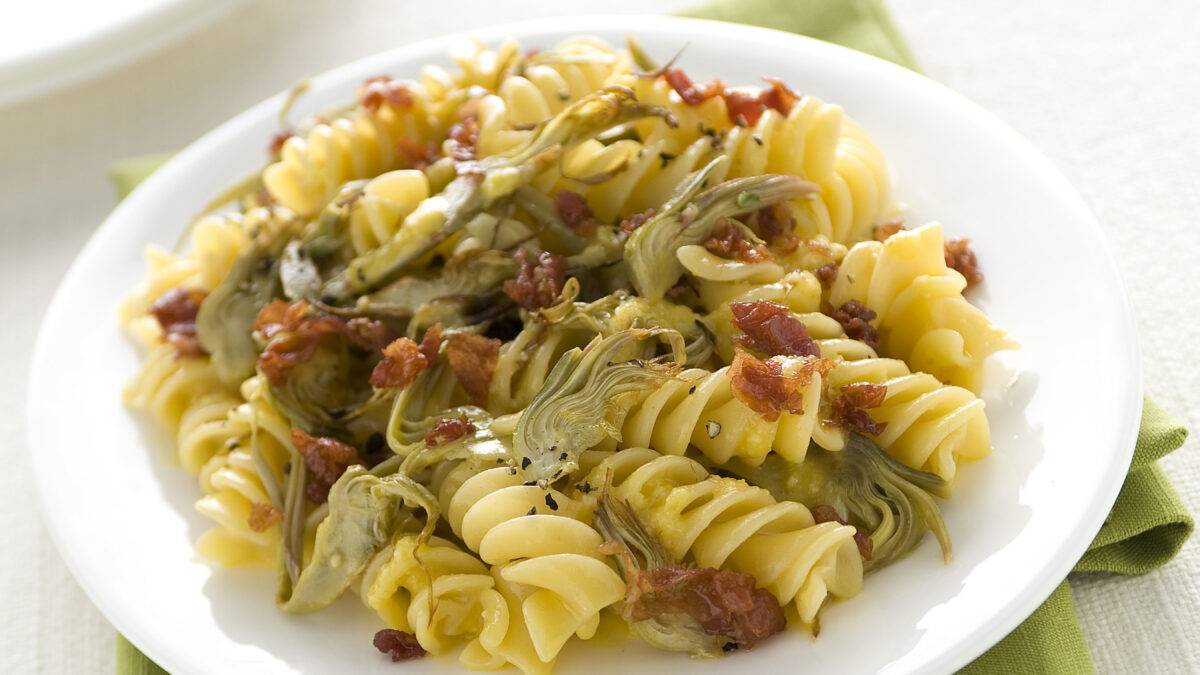 Fusilli giganti con carciofi alla carbonara di prosciutto