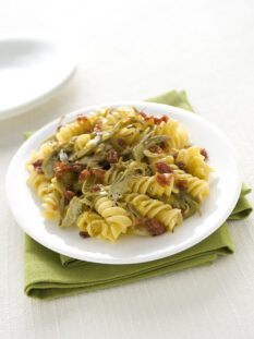 fusilli-giganti-con-carciofi-alla-carbonara-di-prosciutto