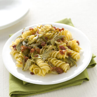 fusilli-giganti-con-carciofi-alla-carbonara-di-prosciutto