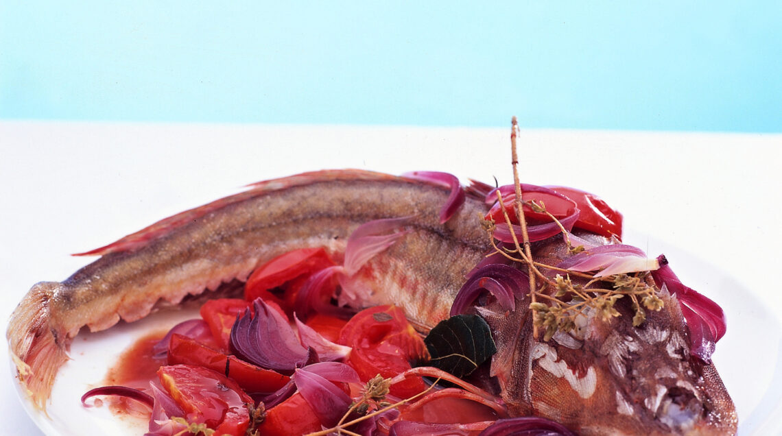 gallinella-allacqua-pazza-con-cipolle-rosse