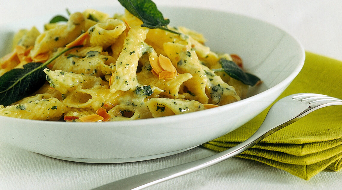 garganelli-al-pesto-di-mandorle-e-salvia