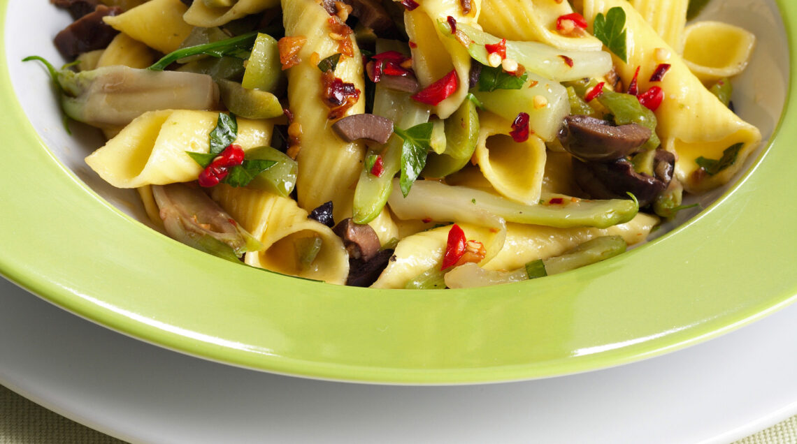 garganelli-con-puntarelle-e-olive-verdi-e-nere