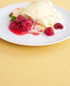 gelato-con-lamponi-caldi-al-grand-marnier immagine