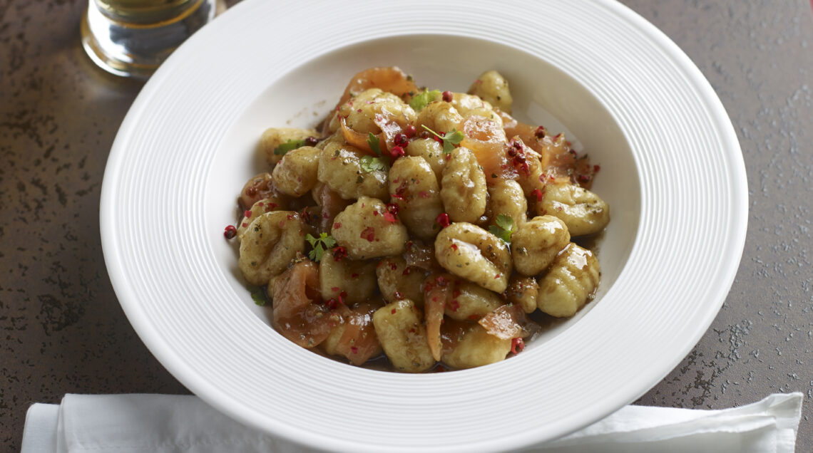 gnocchi al salmone e doppio pepe sfumati alla Nigredo Sale&Pepe