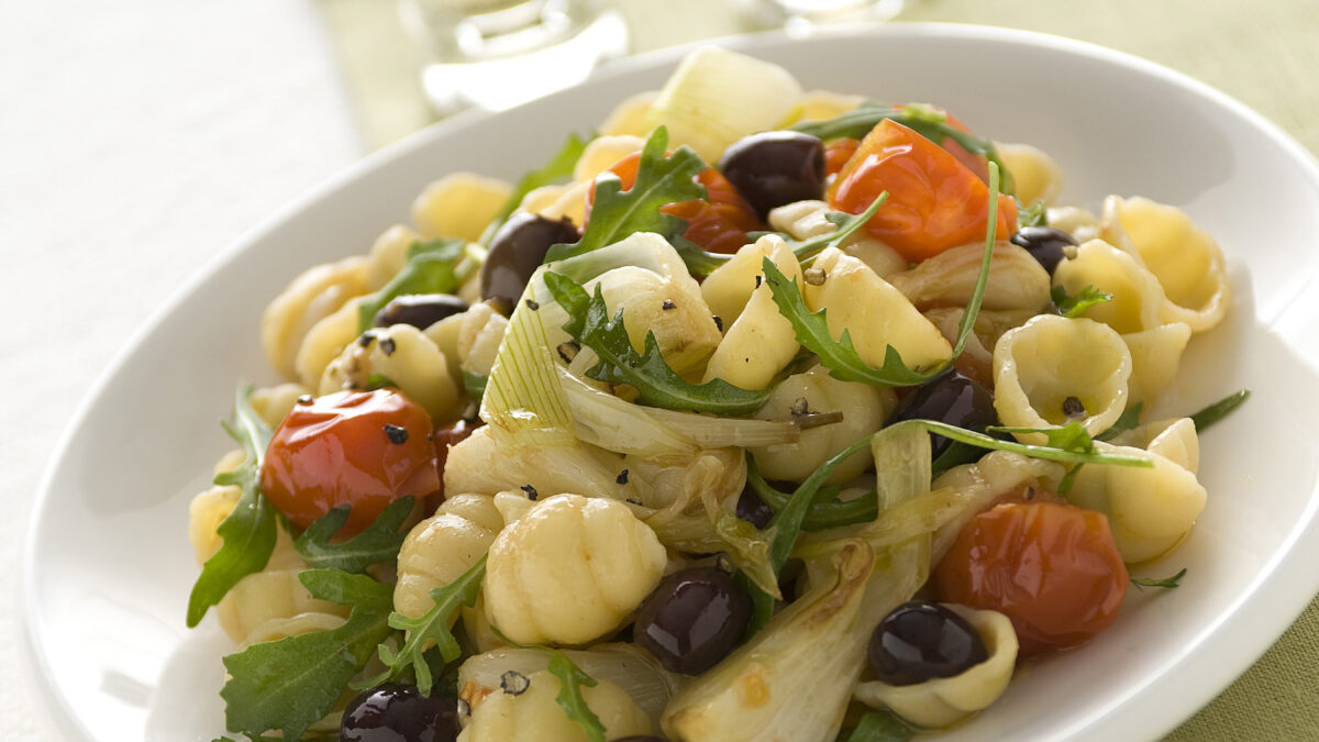 Conchiglie con cipollotti, pomodorini, rucola e olive
