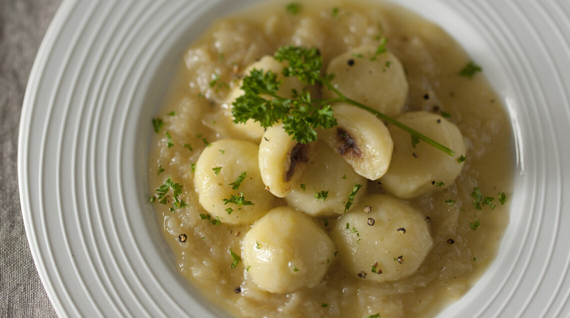 gnocchi-di-patate-con-le-acciughe-in-salsa-di-cipolle