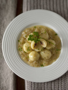 gnocchi-di-patate-con-le-acciughe-in-salsa-di-cipolle