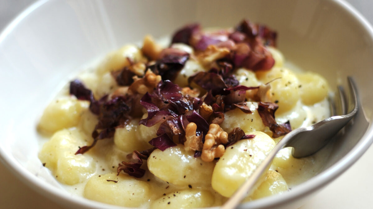 Gnocchi di patate con taleggio, radicchio e noci