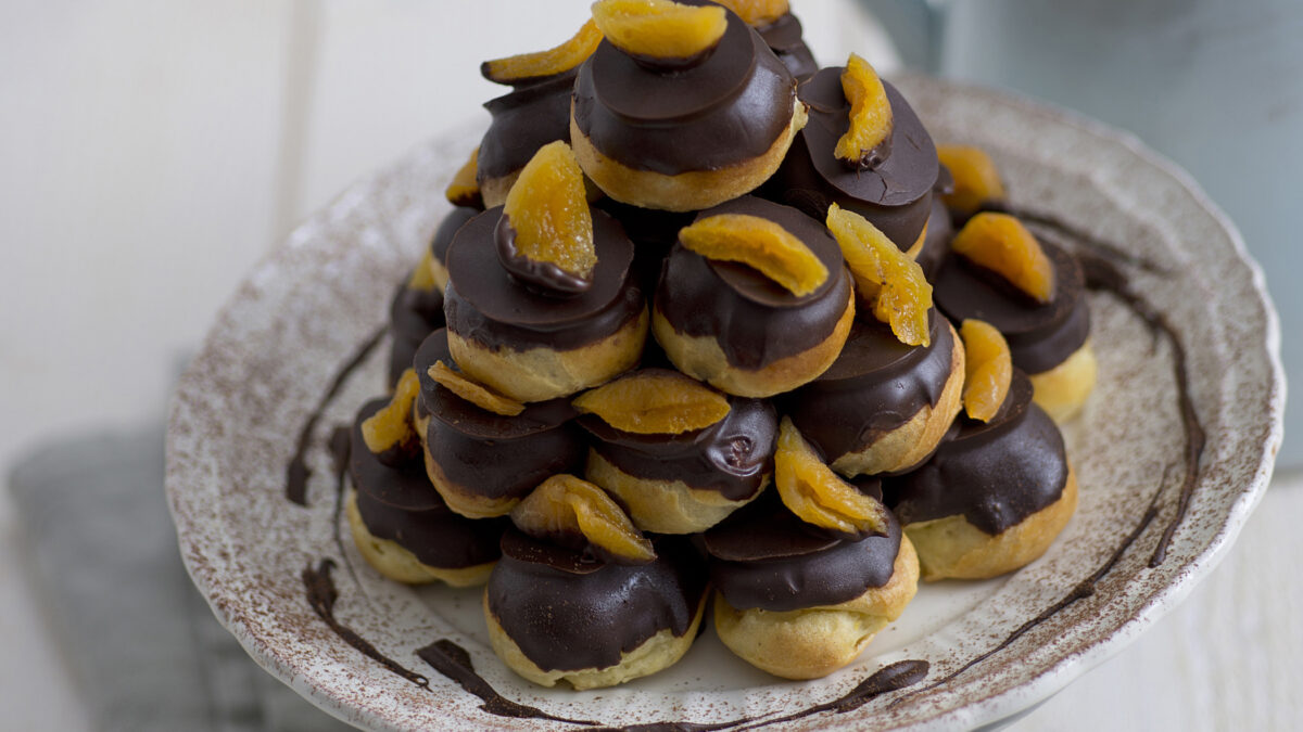 Profiteroles con composta di albicocche secche