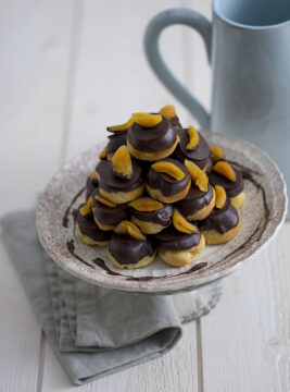 immagine profiteroles-con-composta-di-albicocche-secche