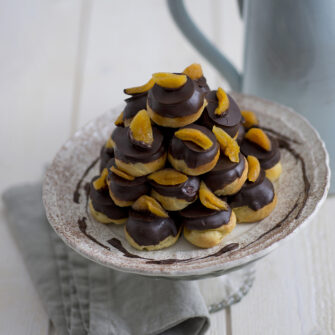 immagine profiteroles-con-composta-di-albicocche-secche