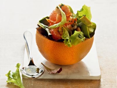 insalata con avocado e gamberetti nel pompelmo ricetta