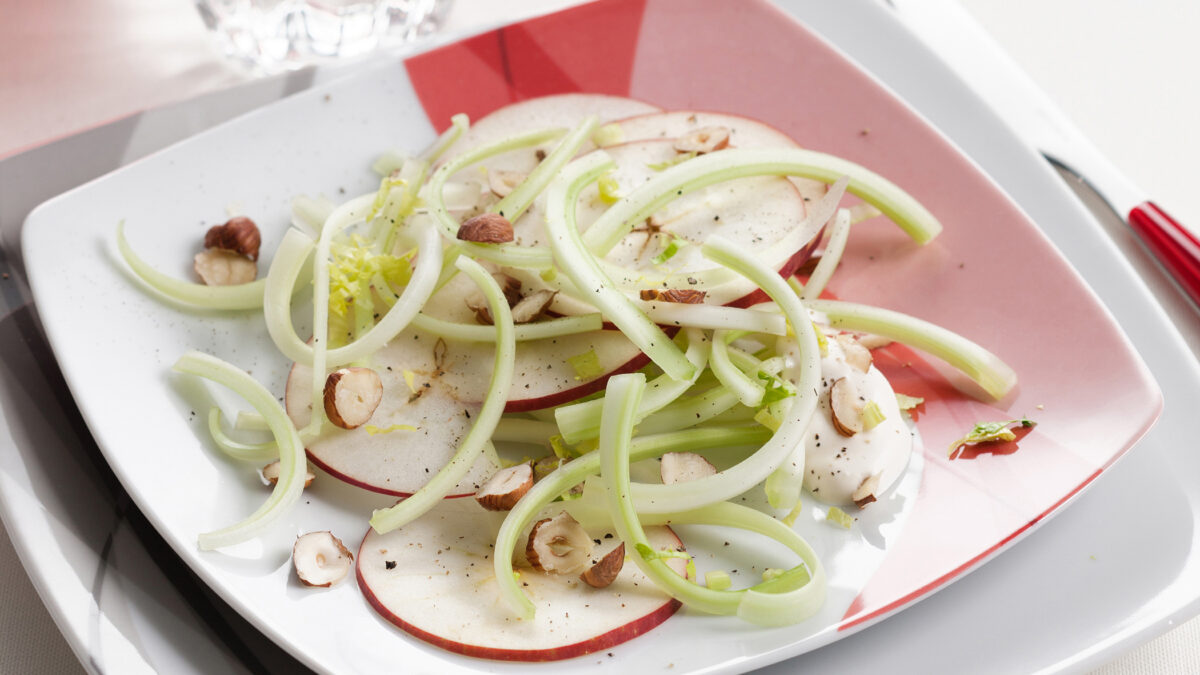 Insalata di mele, sedano e nocciole