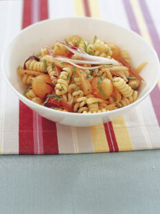 insalata-di-pasta-con-cipollotti-e-speck