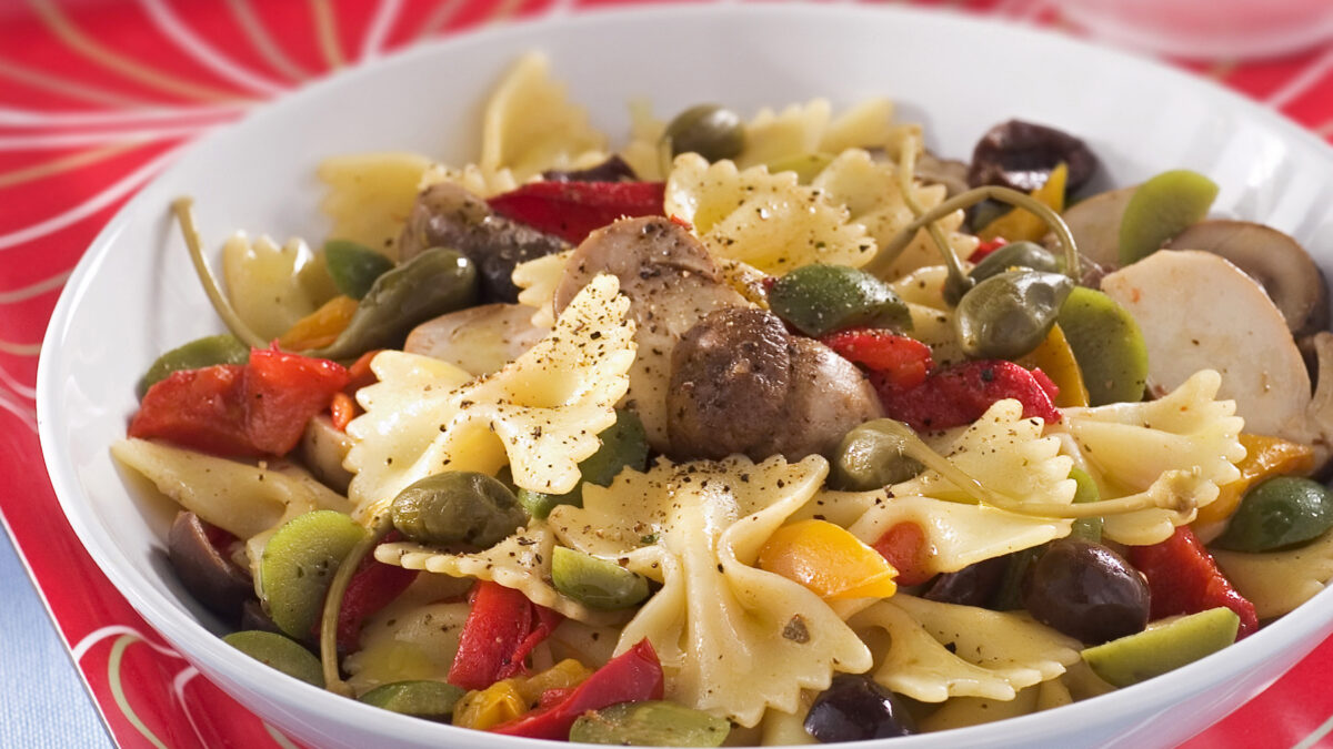 Insalata di pasta, porcini e peperoni sott’olio